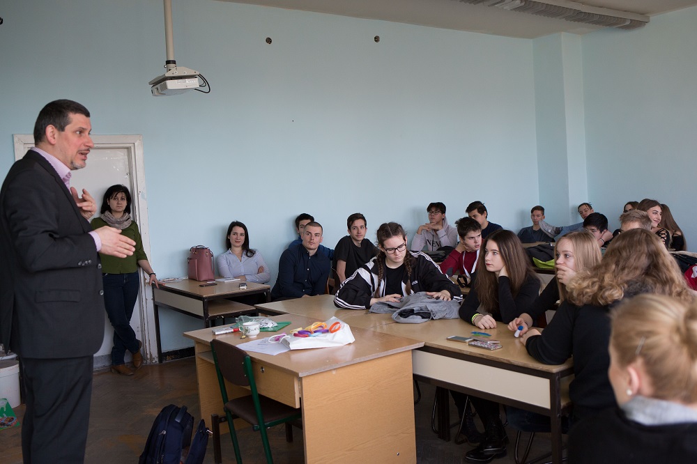 Péter Csucska talking to the students