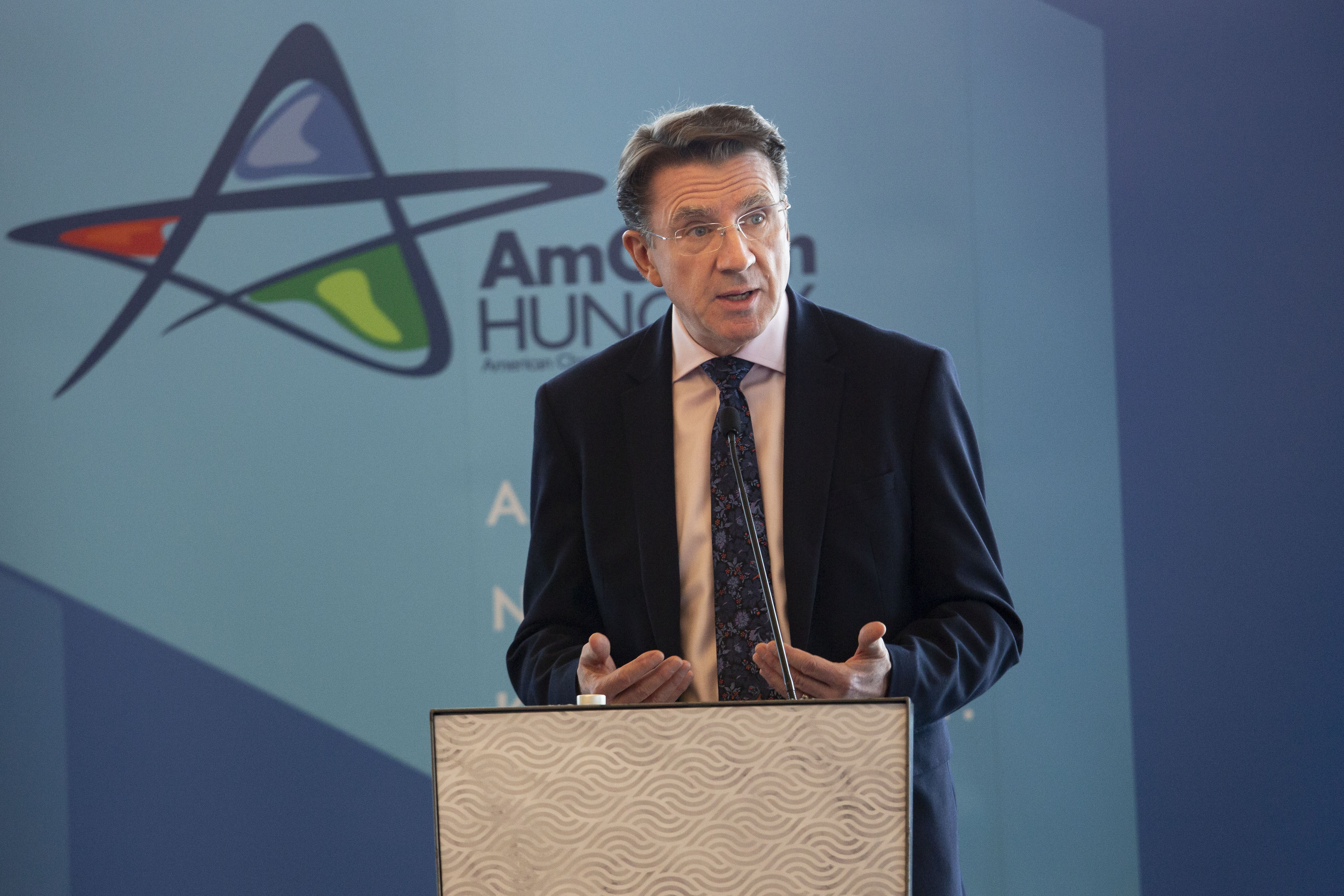 Ambassador Iain Lindsay on the AmCham podium